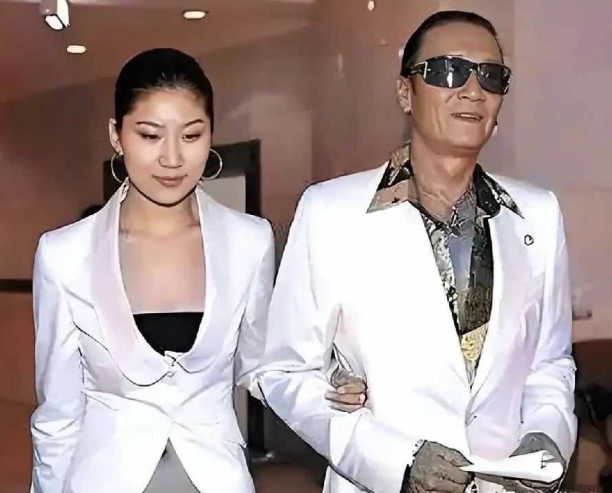 年轻的coco眉尾低垂，这副娇羞女儿态，激起男人的保护欲，更让潇洒的谢贤万般怜爱