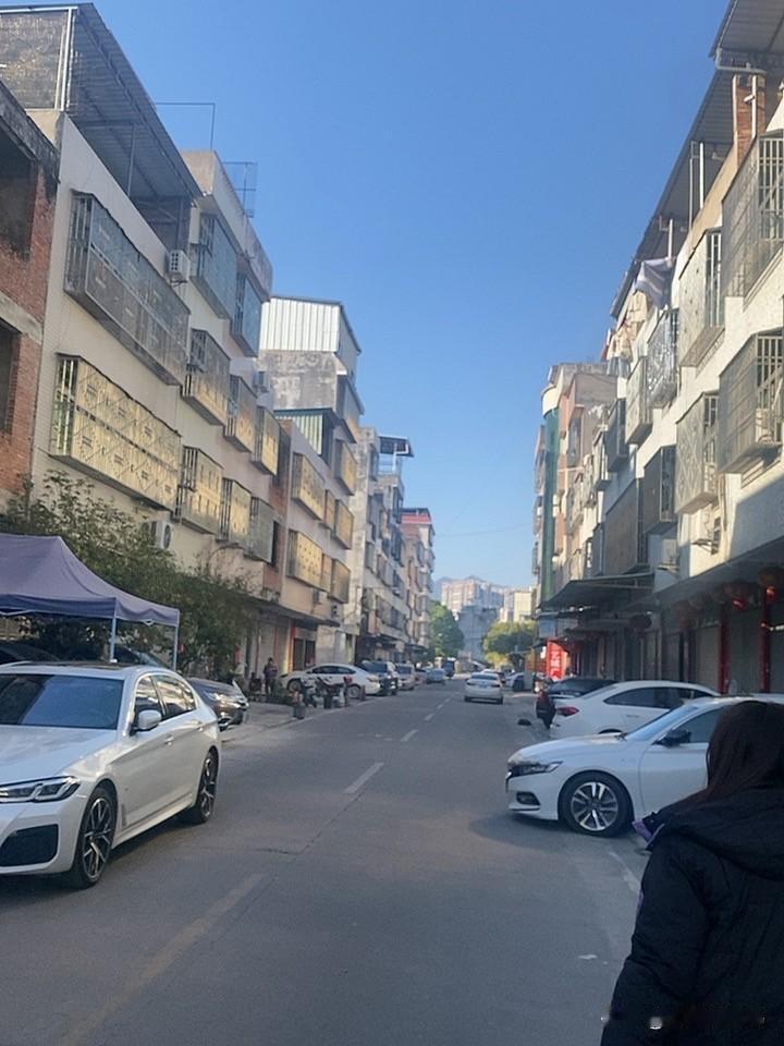 没有什么网红打卡点的精致，可就是这份乱糟糟又暖洋洋的日常，看着特别踏实。原来风景