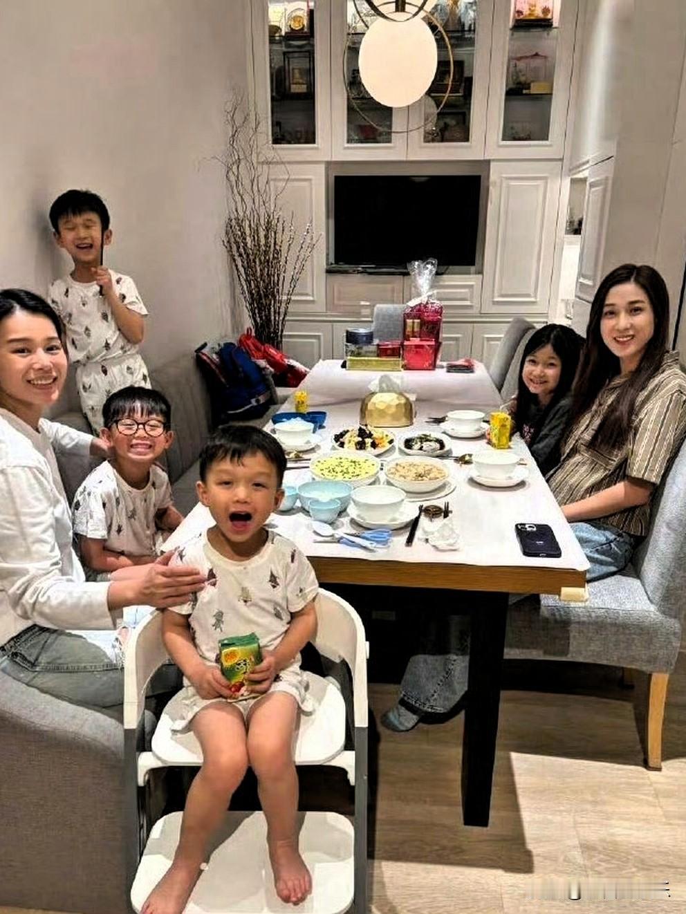 我要是胡杏儿，可不受这个罪。

看他在香港那个家，简直跟蜗居一样，换作是我，干脆
