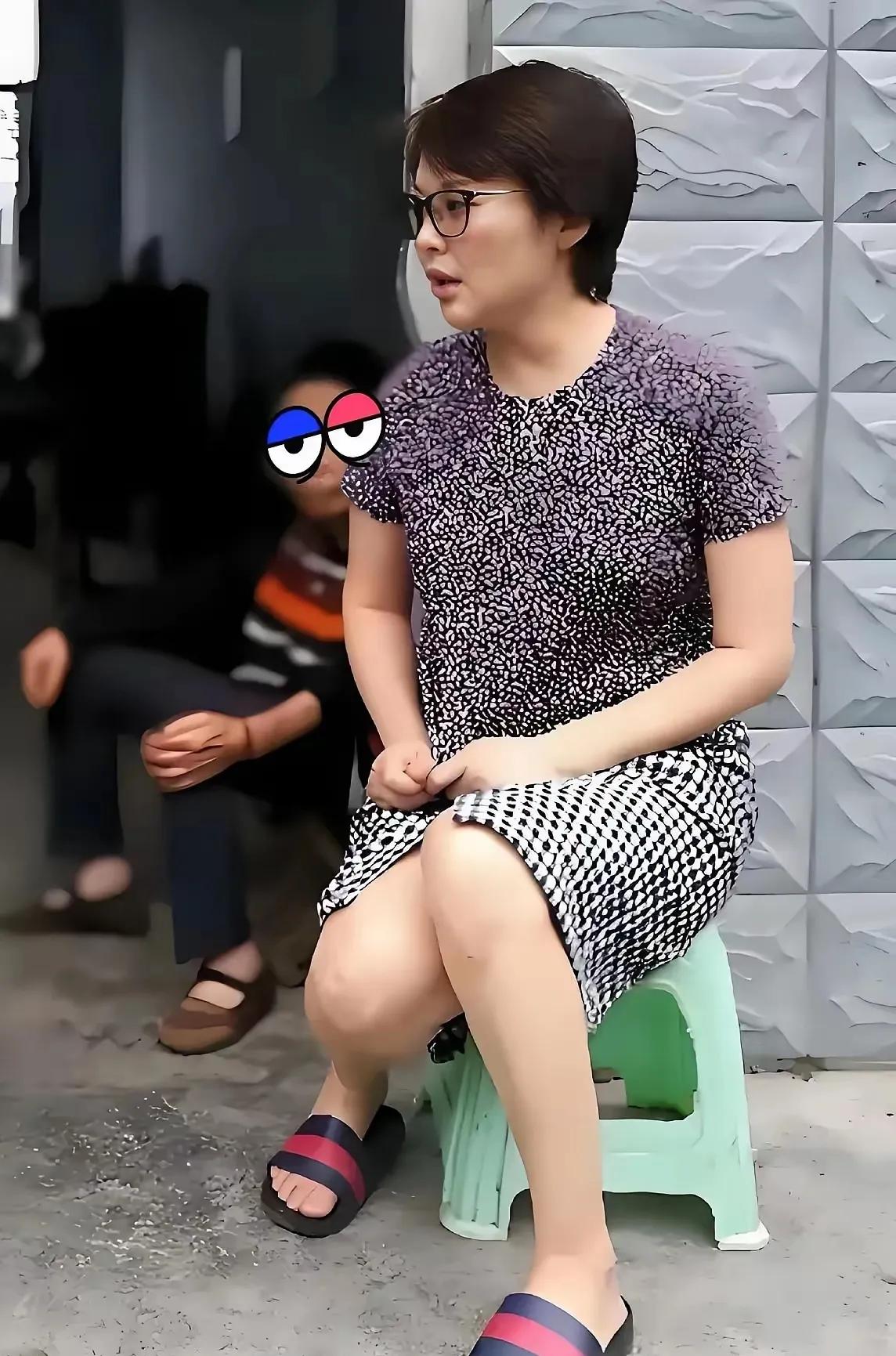 自从跟普通人打成一片，袁立的体重是越来越重了！都说人以群分，大明星跟普通人在一起