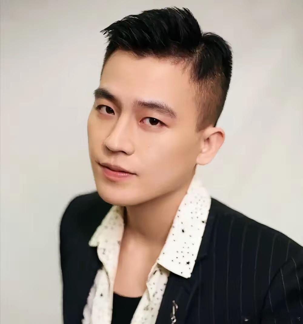 一觉睡醒，是不是全网都知道了33岁的全民男神欧豪，新剧《交锋》要开播了。《交锋》