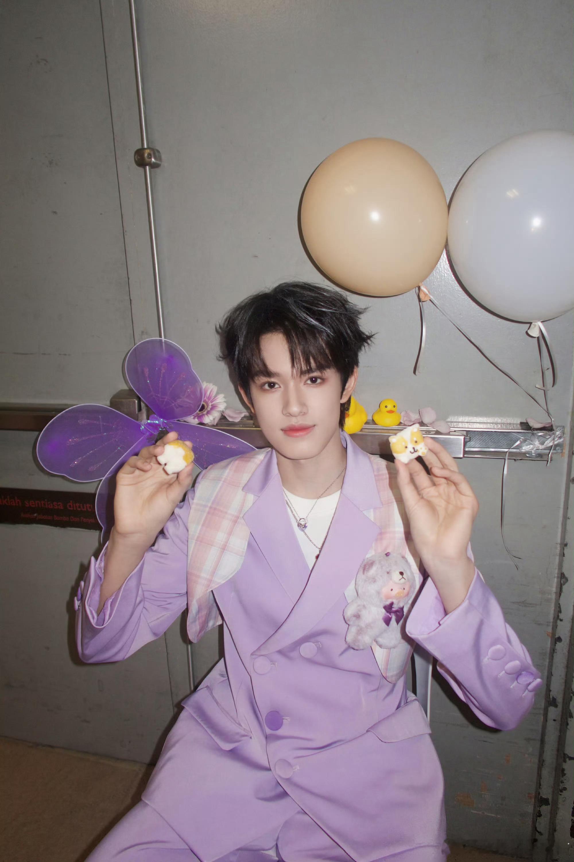prada品牌大使张极 🧡张极05后第一男歌手 要疯了又翻到你紫色的外套​​​