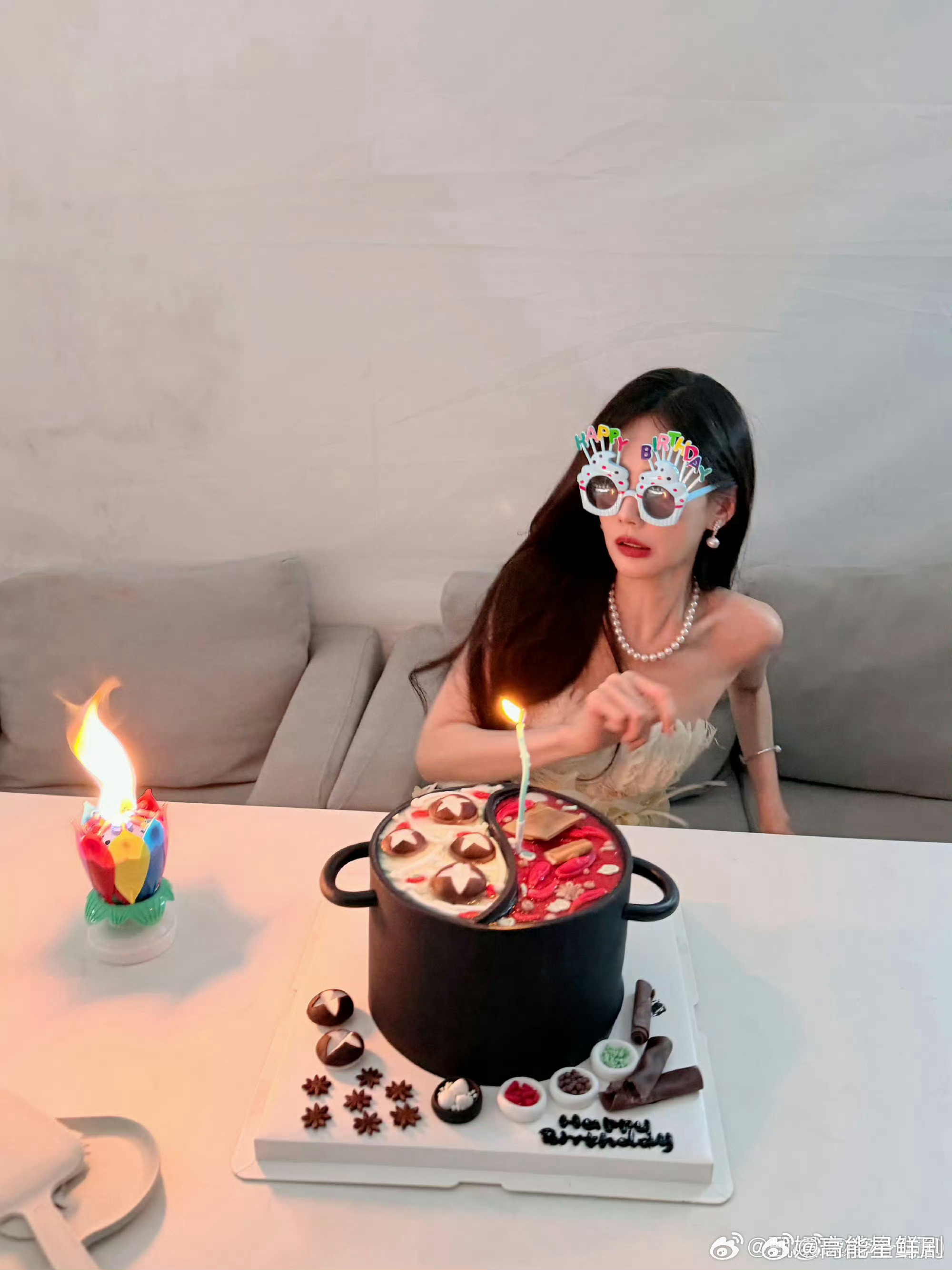 李一桐生日莲花灯起火了第一次见生日莲花灯还能起火的，李一桐这反应太真实了，换我也