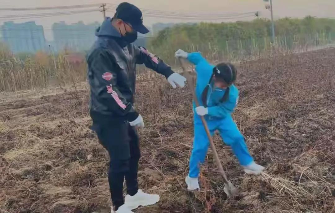 不管怎么说，骂汪峰的人都该闭嘴了！他对于每一任妻子的子女都非常照顾疼爱，虽然有过