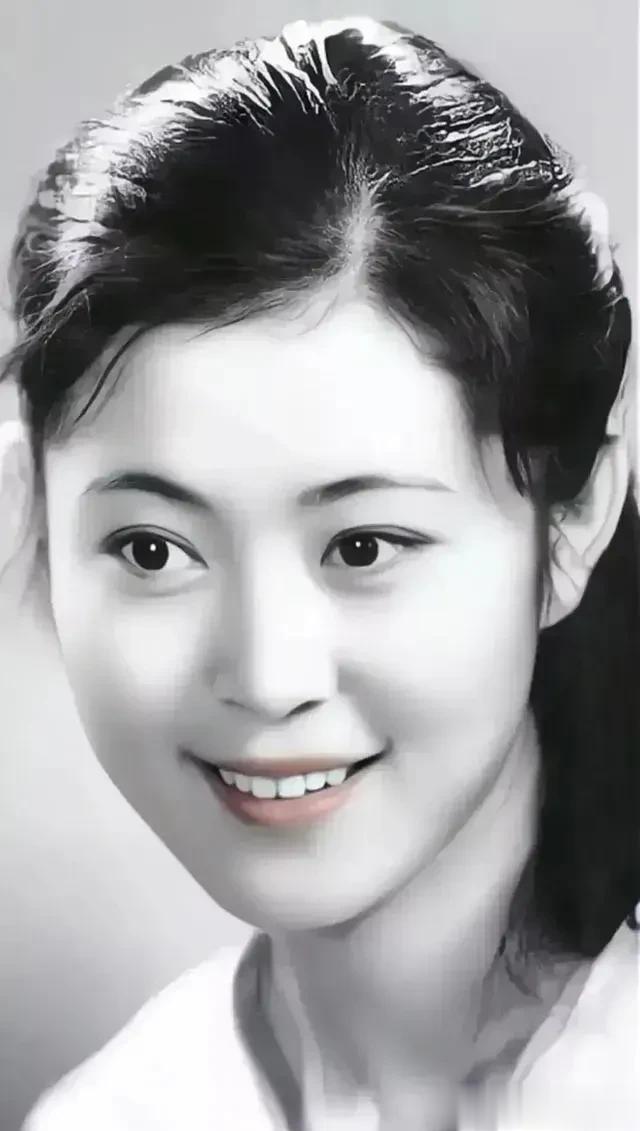 你能认出这张照片中的女主角吗？

曾经的央视综艺女掌门，曾经的大导演陈凯歌的女友
