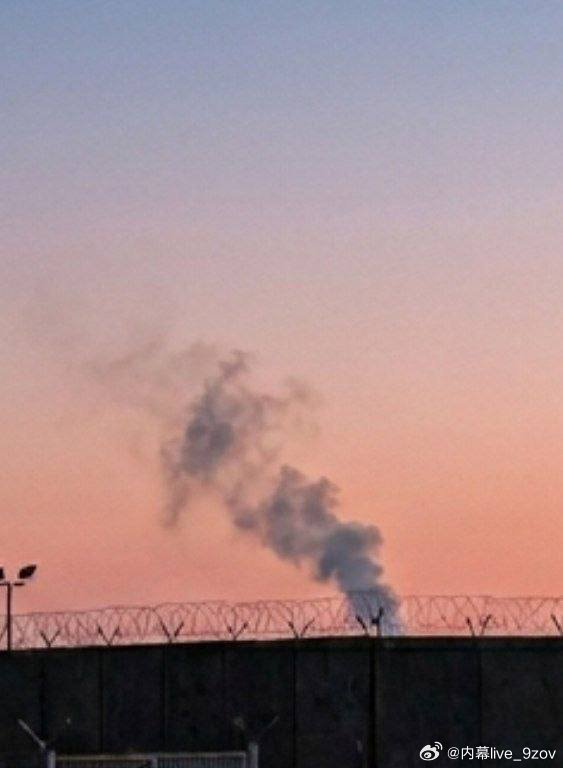 最新消息：据称画面显示，位于巴林的美海军第五舰队司令部冒出浓烟。 