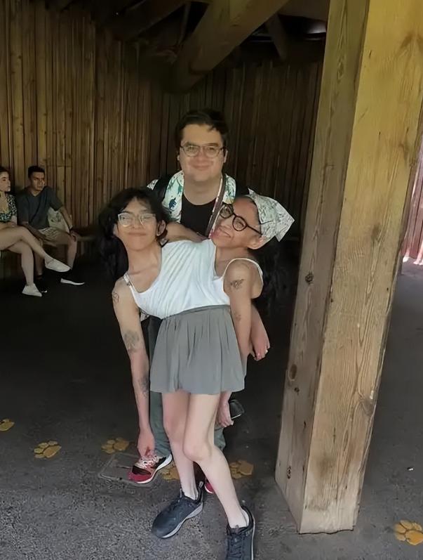 连体姐妹共用生殖系统，妹妹结婚后要跟丈夫同房，姐姐怎么办？闭上眼？戴上耳机？还是