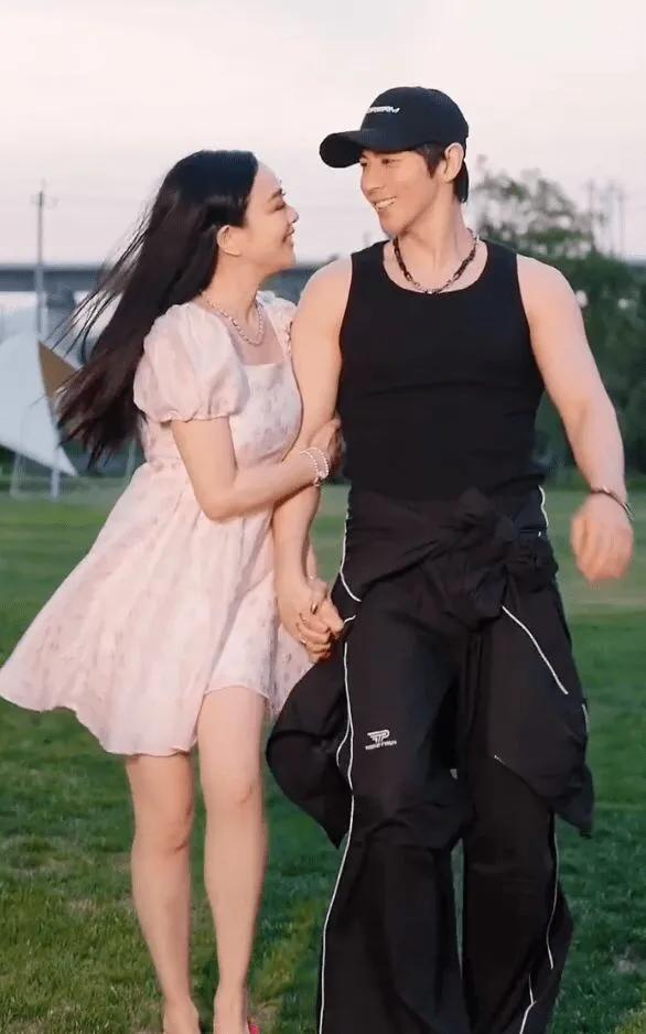 奶奶年纪了还能像个小女生一样依偎在小老公的身边，钟丽缇这满脸的幸福感真是令人羡慕