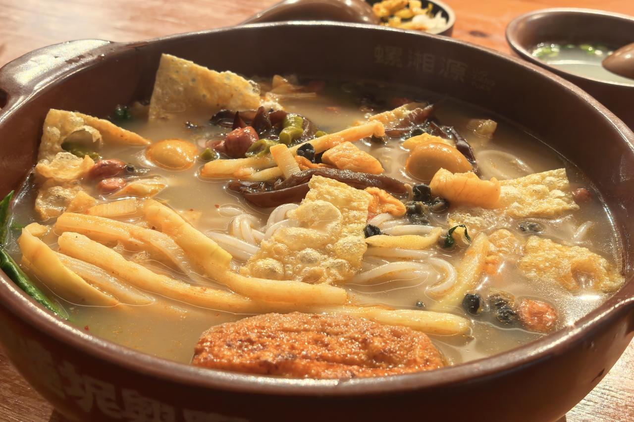 防城港的早餐，被这碗非遗螺蛳粉给拿捏了｜早起的动力，是这碗热气腾腾的螺蛳粉给的。