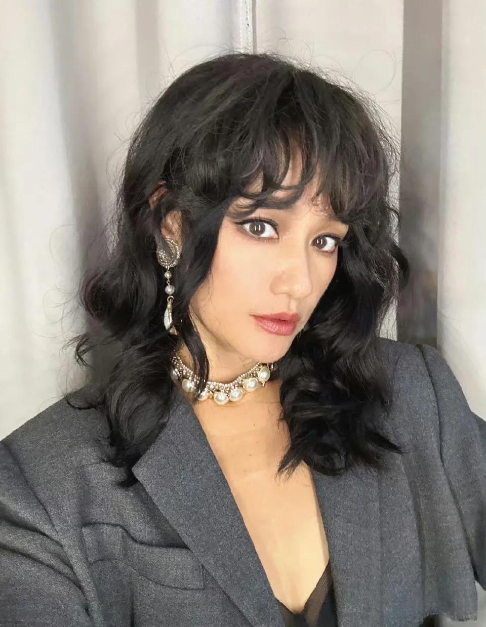 51岁的瞿颖凌乱的头发搭配烟熏妆被吐槽像男扮女装！

瞿颖近日美拍曝光，51岁的