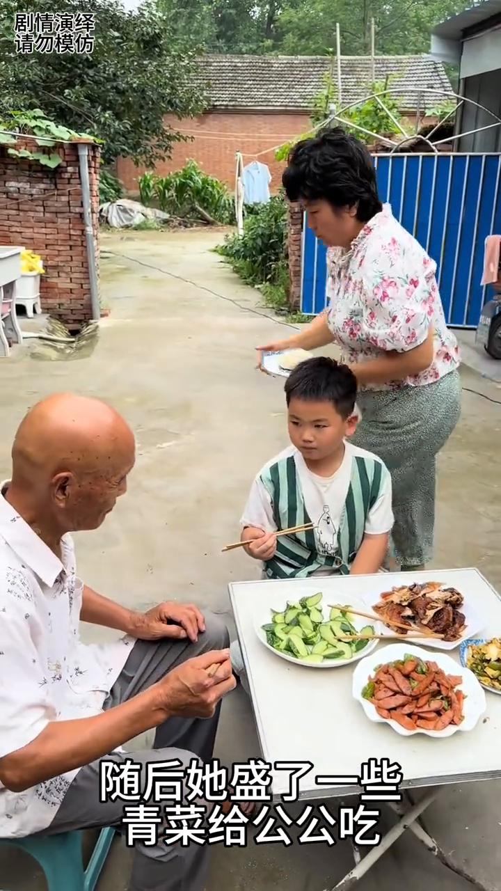 儿子看到母亲把爷爷拉一边吃青菜馒头，下一秒他的做法太感人了。
一家人正在吃午饭，