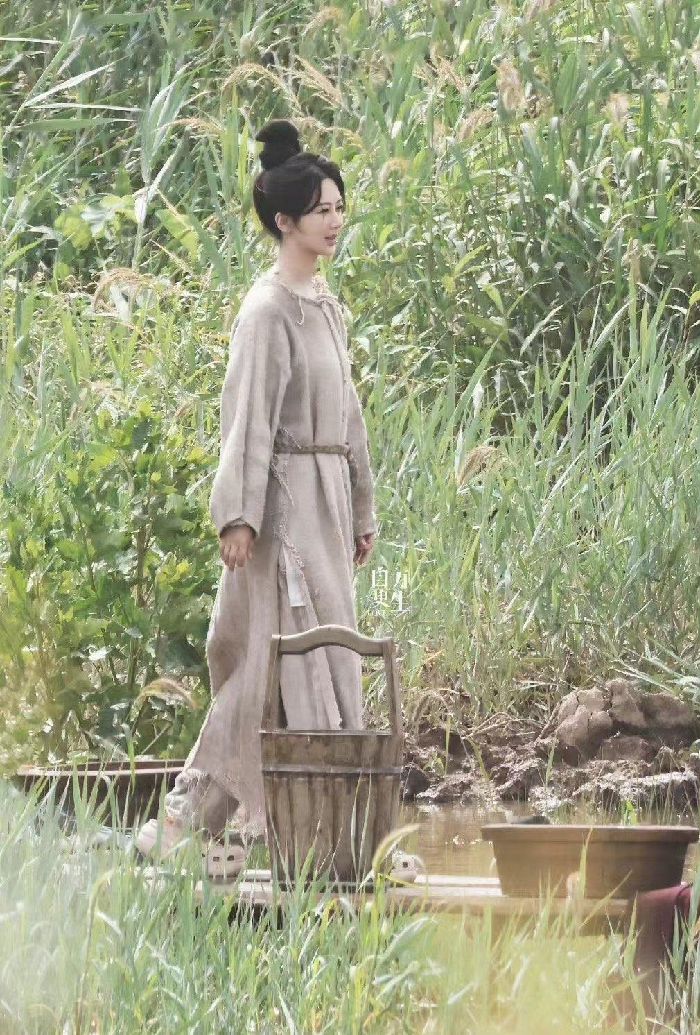 #杨紫把麻袋穿身上##杨紫穿麻袋都好看# 杨紫在国色芳华中的美丽，就算是麻袋也无
