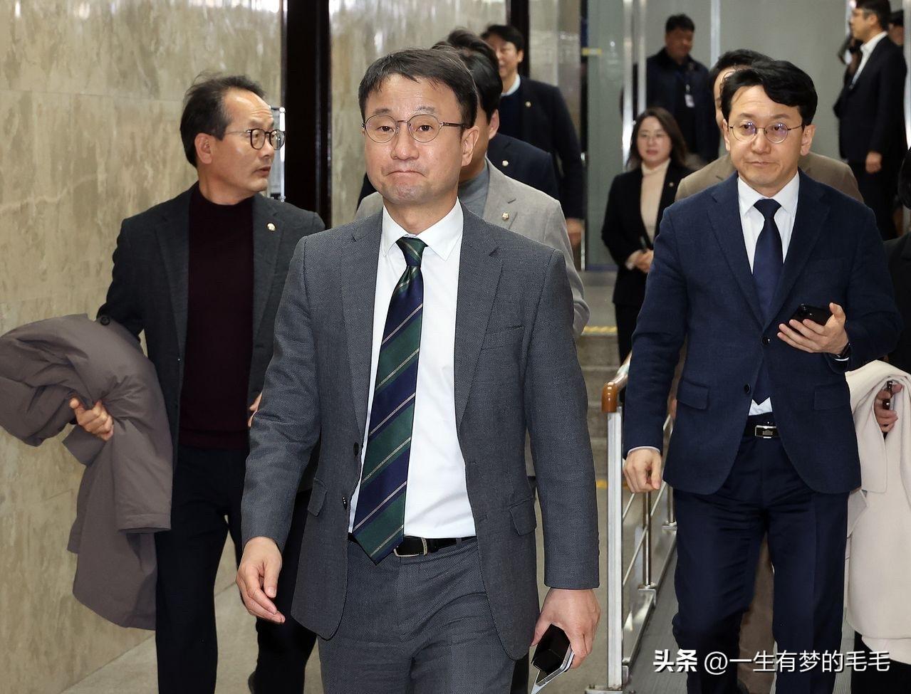 2日，韩国共同民主党院内代表韩炳道公开表示，将对国会运营及常务委员长分配问题进行