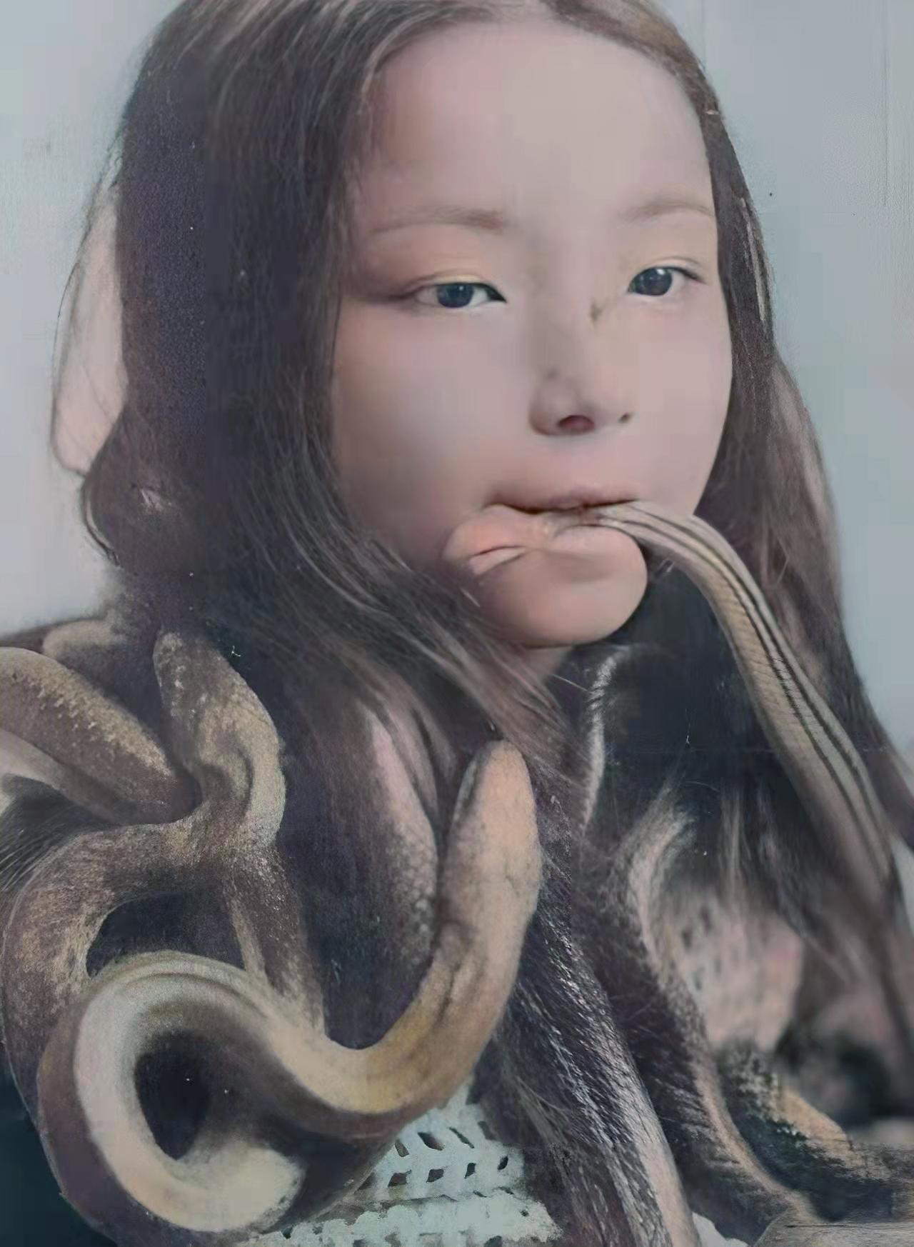 嘴里叼蛇、群蛇缠颈，这惊悚一幕，并非电影特效，而是近百年前日本底层少女的真实日常