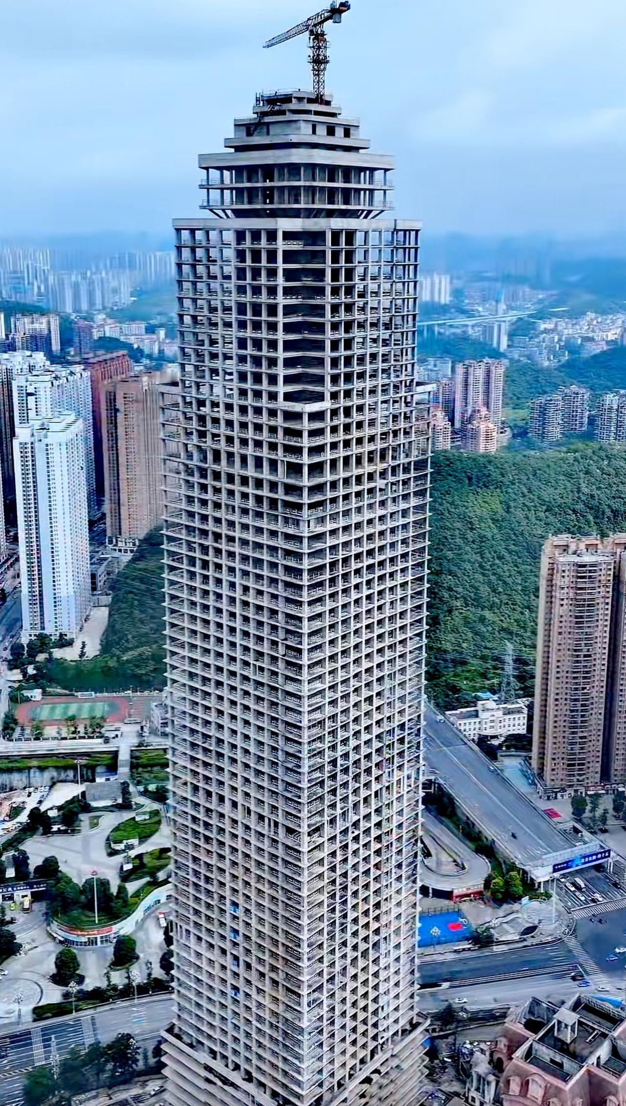 想不到贵州的贵阳也有最高烂尾楼了，这栋楼高达403米，这在贵阳乃至整个中国算得上