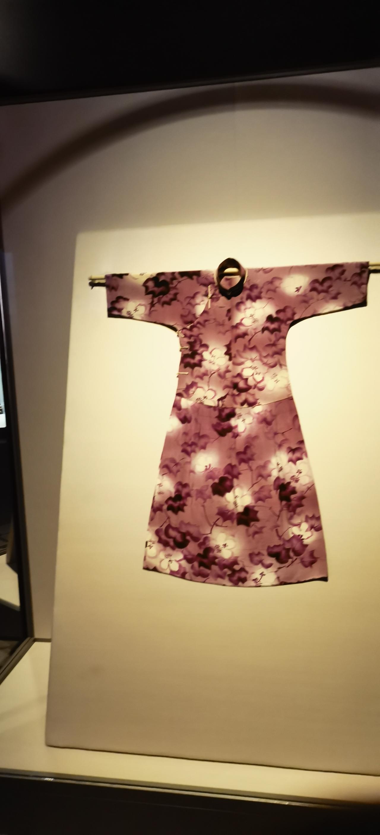 下午参观了上海博物馆的中国旗袍展，发觉展品大多是有袖且不露肩、还收腰的款式。它们