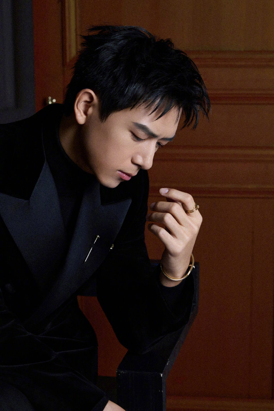 李现 in Cartier 📷 今日品牌活动造型，经典的丝绒西服套装，卡地亚珠