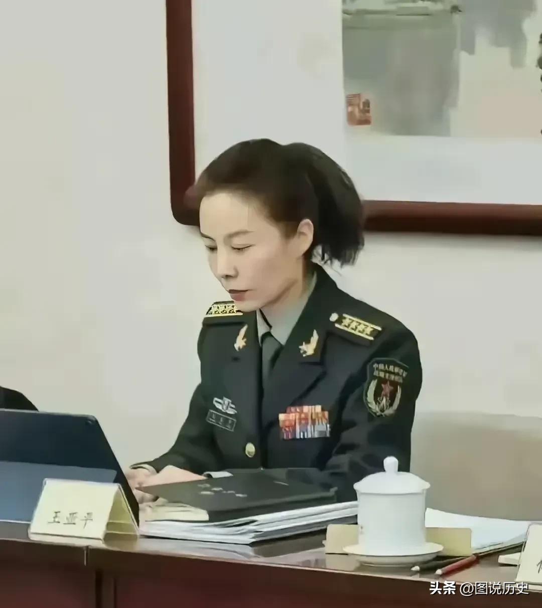 这位女士的大校含金量很高啊，我想她应该离晋升将军不远了？有人说现在晋升将军很难！