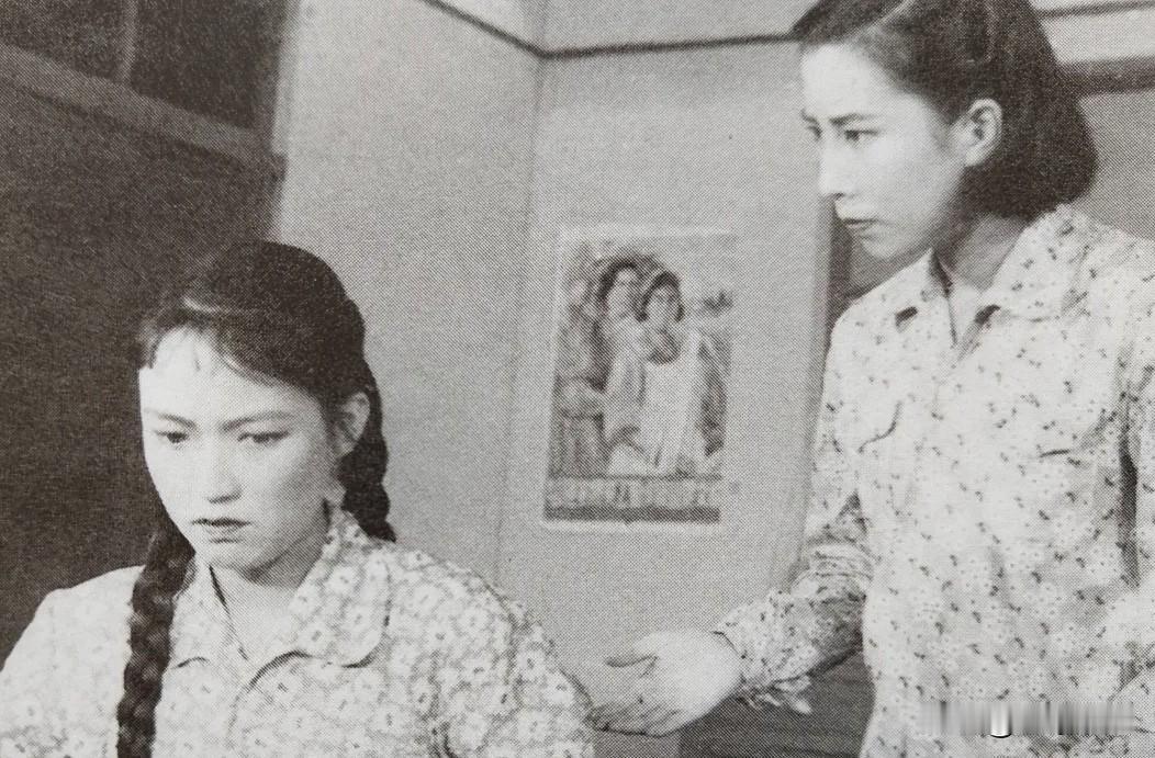 上世纪五、六十年代，长影演员剧团排演话剧《姊妹俩》，右边那位女演员，可不就是老电