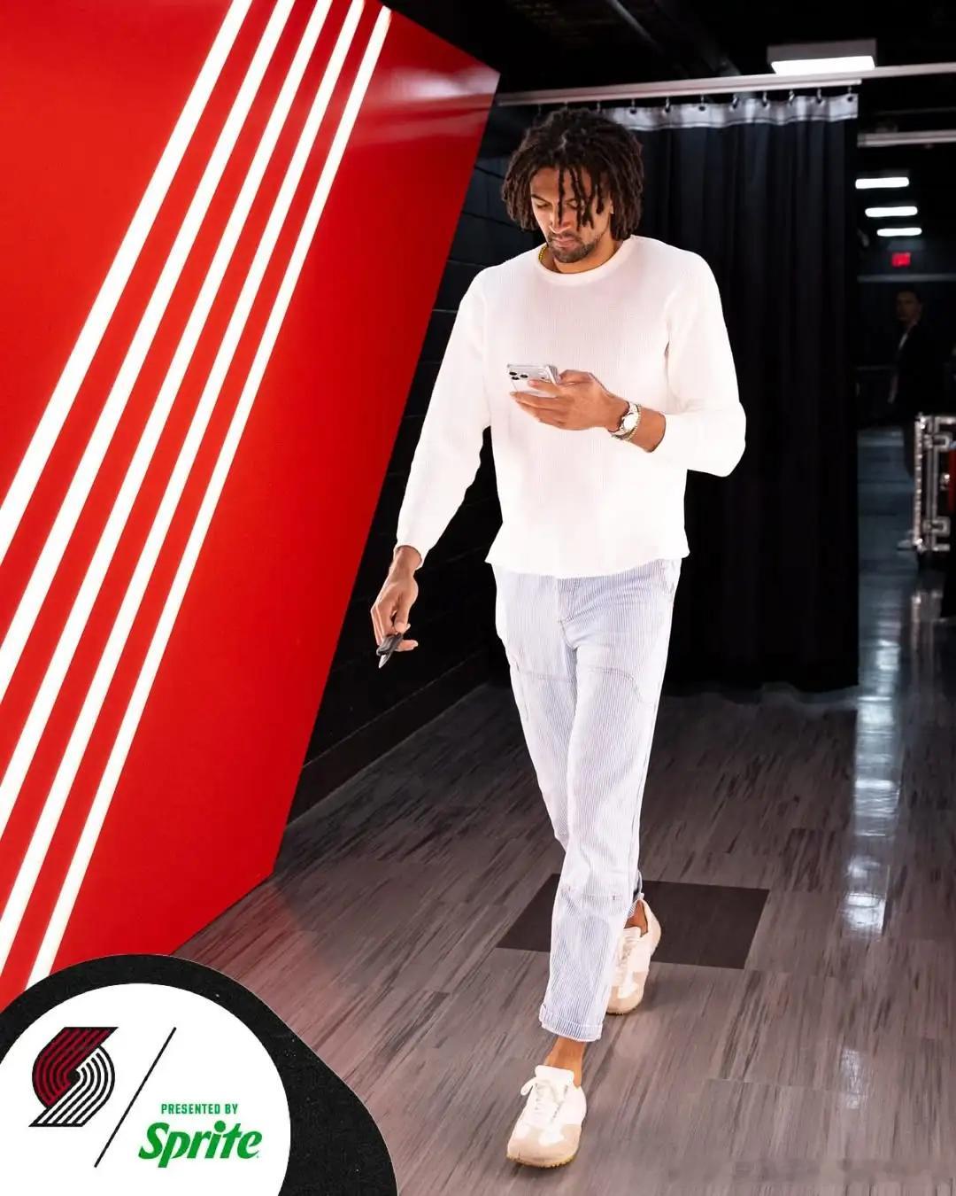 今日开拓者球员入场穿搭 可惜穿搭满分也不能在球场上多加两分波特兰开拓者开拓者vs