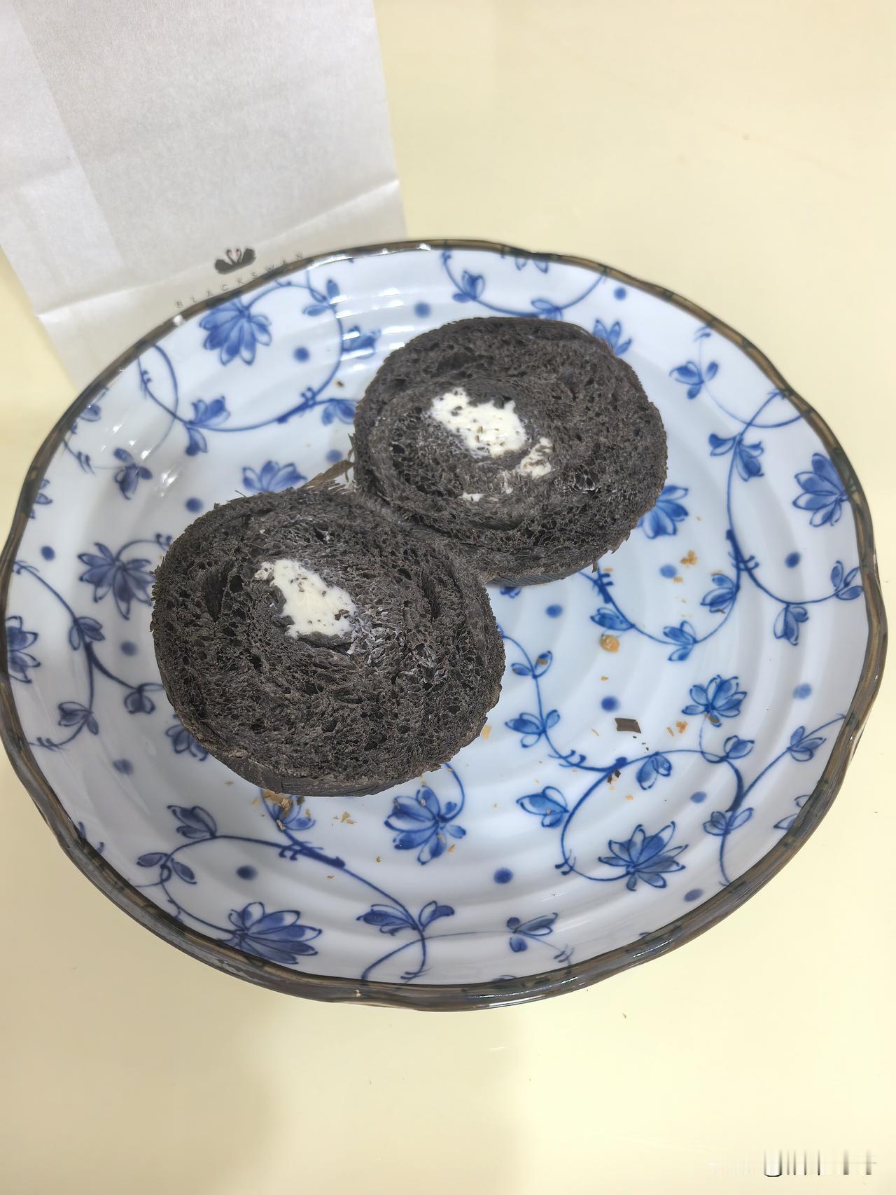 中午去吃面，老板问：“要大份还是小份？”
我说：“大份吧，我比较能吃。”
老板：