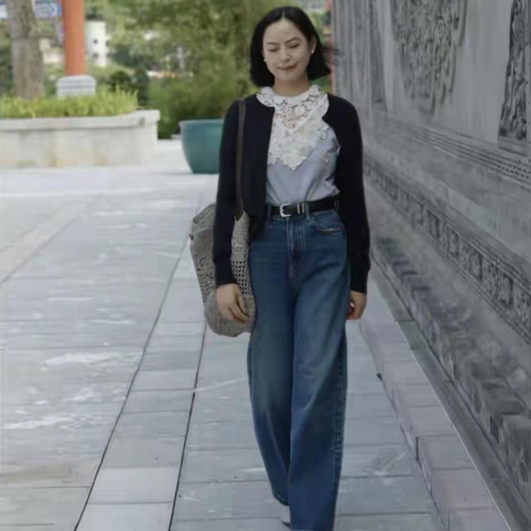 爱美的女性总怕年龄成为变美路上的绊脚石，可这位55岁的阿姨偏不信邪！凭借独特穿搭