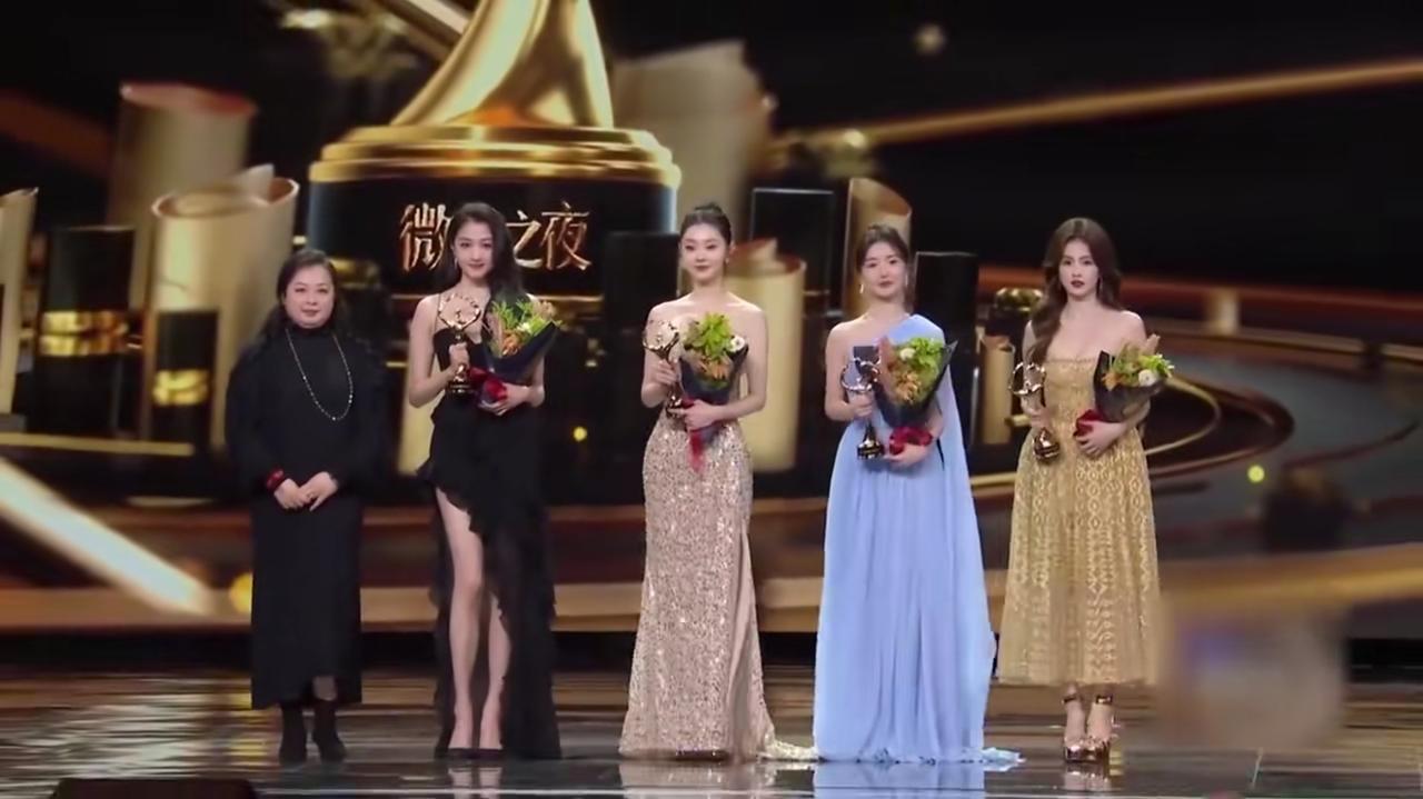 关晓彤、宋轶、毛晓彤、白鹿4美同框，真的好养眼

在微博之夜，4美同框，引网友称