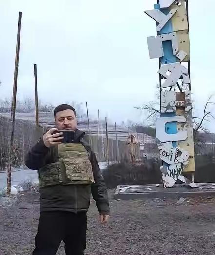 这两个人，有什么共同点？
他们都在人生最关键的时刻，选择了一条注定失败的路，
原