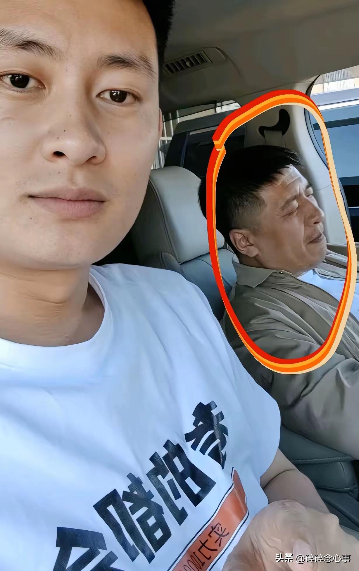 他连好好吃顿饭的时间都没有了！

这张合影一出来，之前所有说他“卖惨”的人，都闭