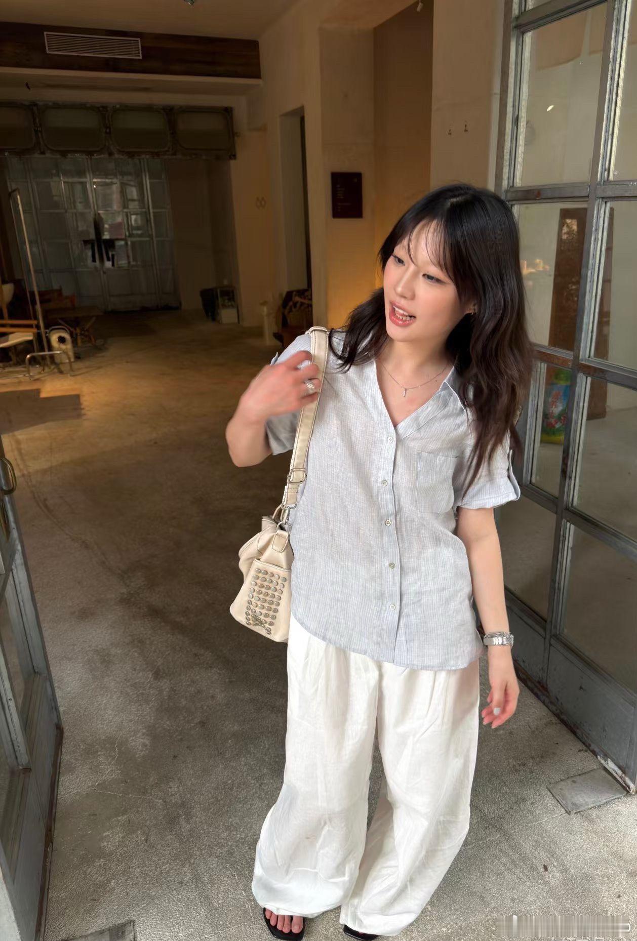 干爽清透的色织亚麻~淡淡的条纹不抢镜不生硬~衬衫