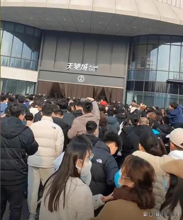 这泼天的富贵怎么就到了胖东来这了呢！

最近听说胖东来珠宝黄金柜台的黄金商品被抢