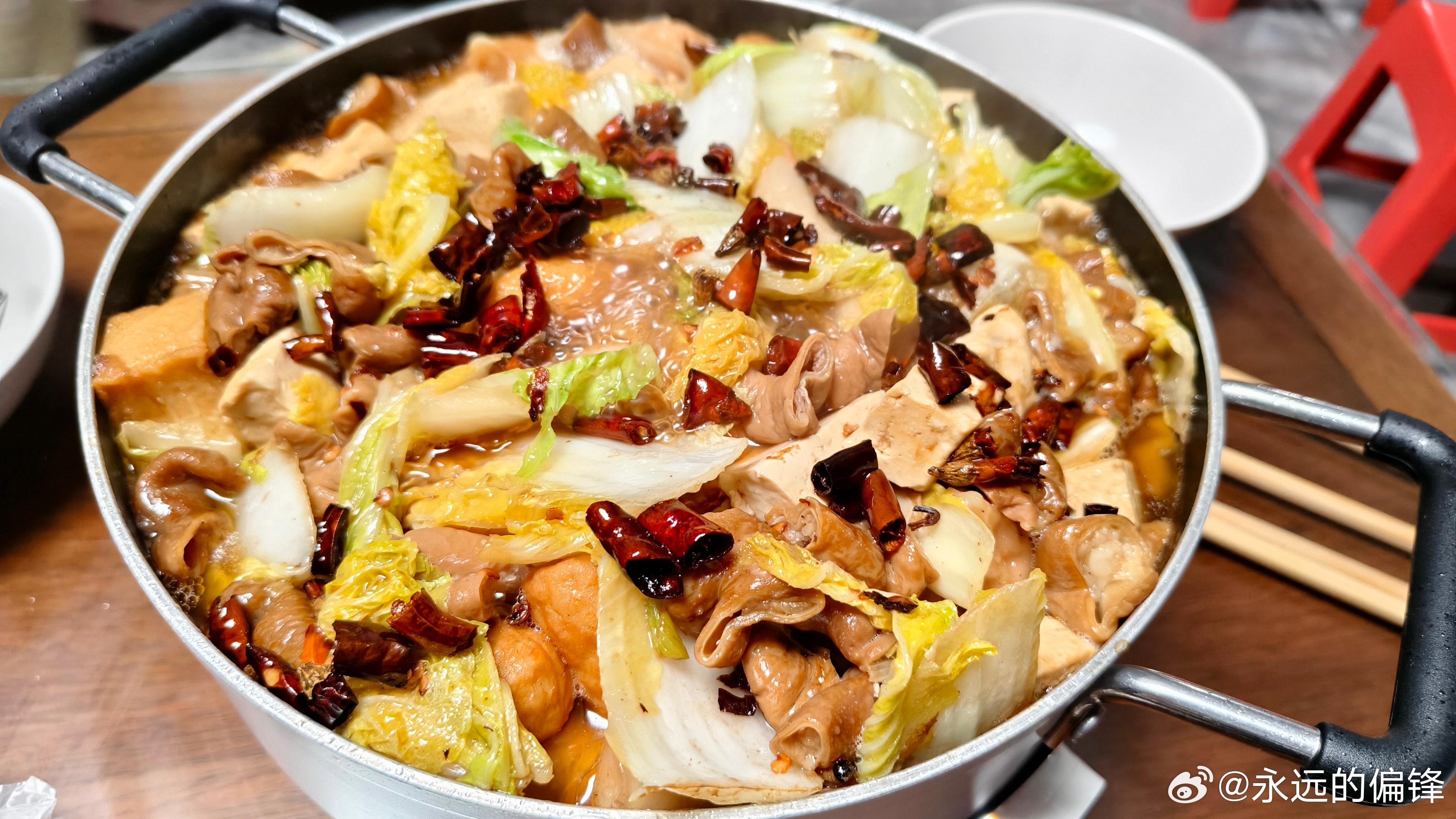 冬天来了，不需要技术，做一锅好吃的大肠（猪肚）白菜豆腐丸子锅。配件很简单，白菜豆