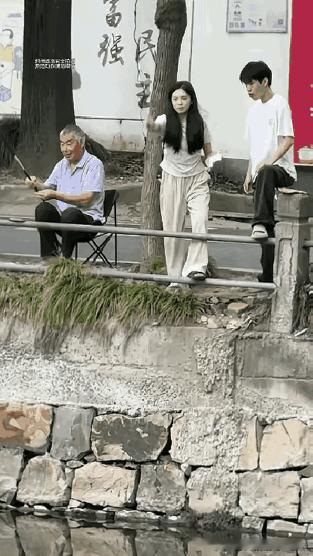 一位老爷爷和一对情侣同在河边钓鱼。老爷爷耐心蹲守了很久，认认真真守着鱼竿，结果全