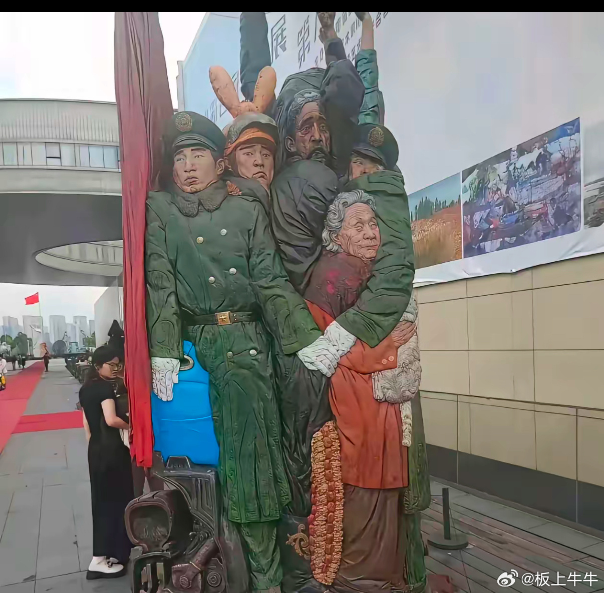 给里面那个蜡像大叔挤成啥了 