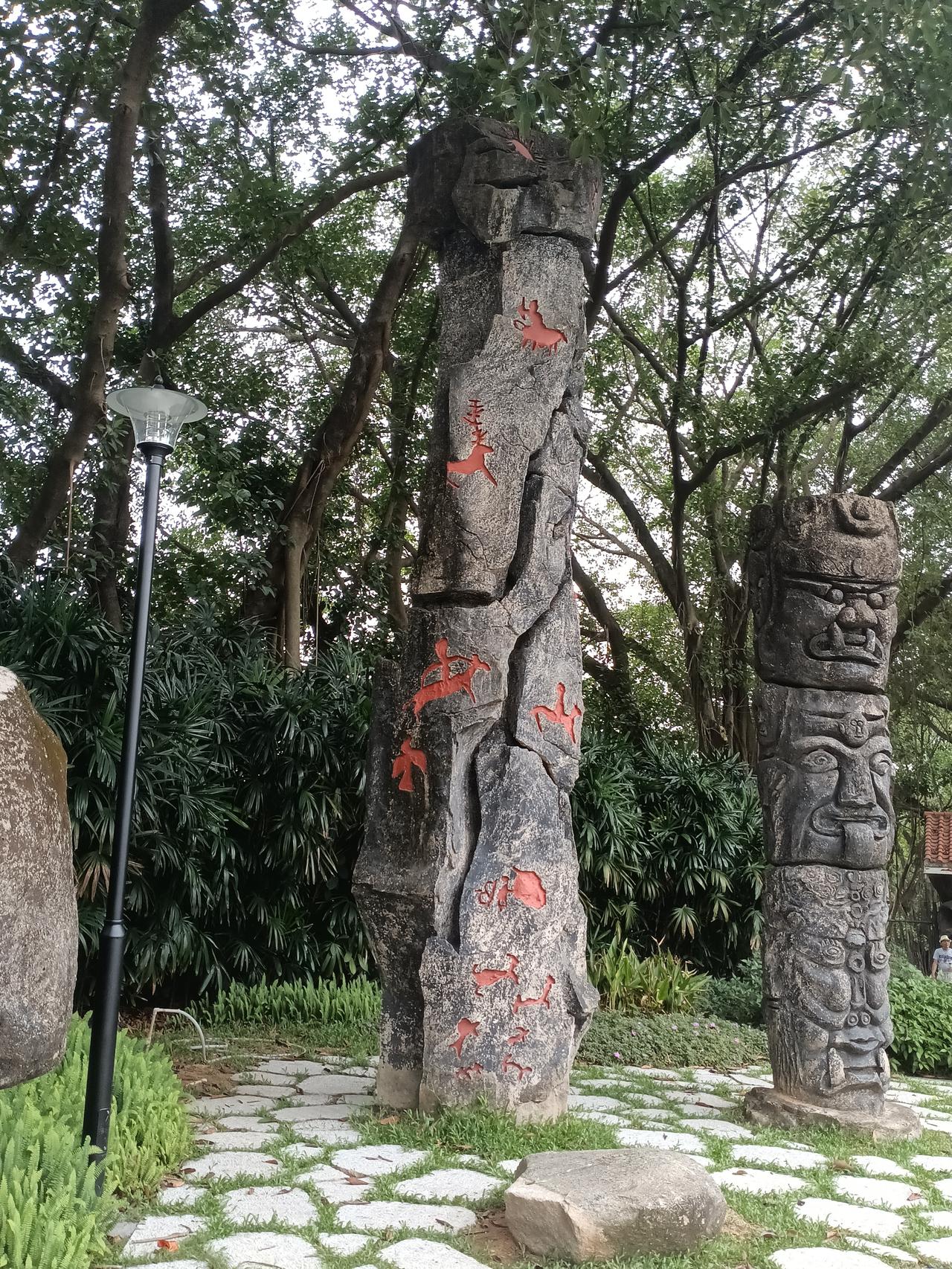 怪石嶙峋，认不出这上面是什么图，还是文字？请教哪位大神能破解一下。