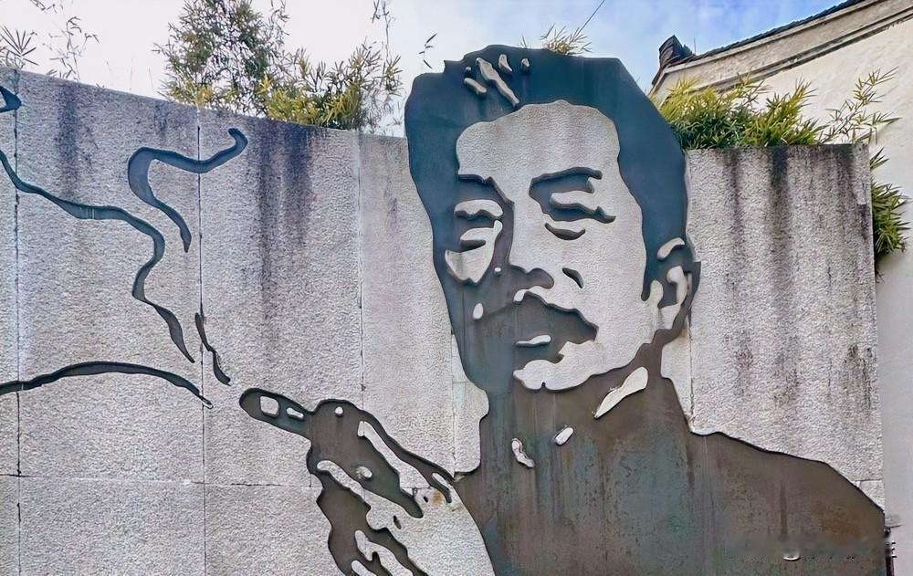 都说小年是春节的彩排，我原本是信的，
直到，我们还在上班。

清晨六点起床，天还