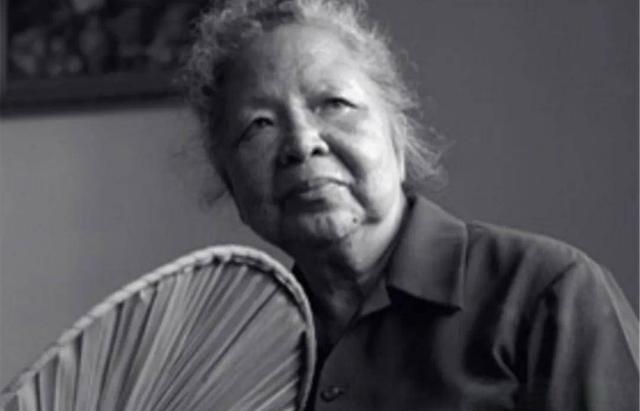 1957年，美国海关私吞了中国女人行李箱里面的6800美金，她却开心地笑了。殊不