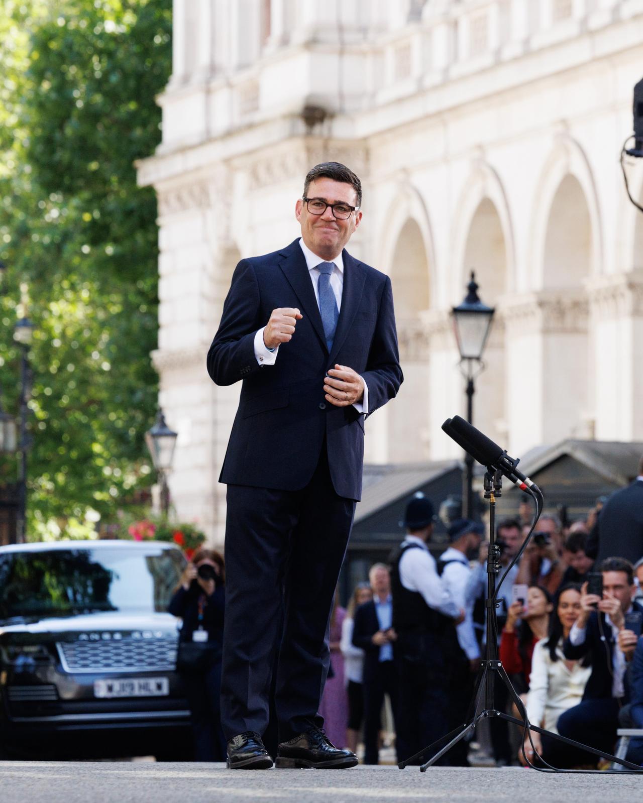 英国首相安迪·伯纳姆入主唐宁街后，曾和一名自称是白宫幕僚长苏茜·怀尔斯的人发过几