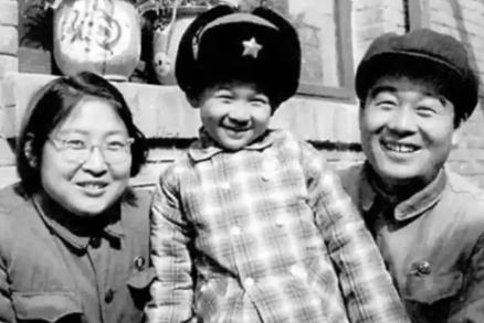 1962年10月，中南海里传出一声婴儿的啼哭。70虚岁的毛泽东闻讯乐了，跟身边人