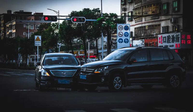开车逆行，有人故意撞你，责任划分得看具体情况。要是机动车之间的事故，一般逆行方担