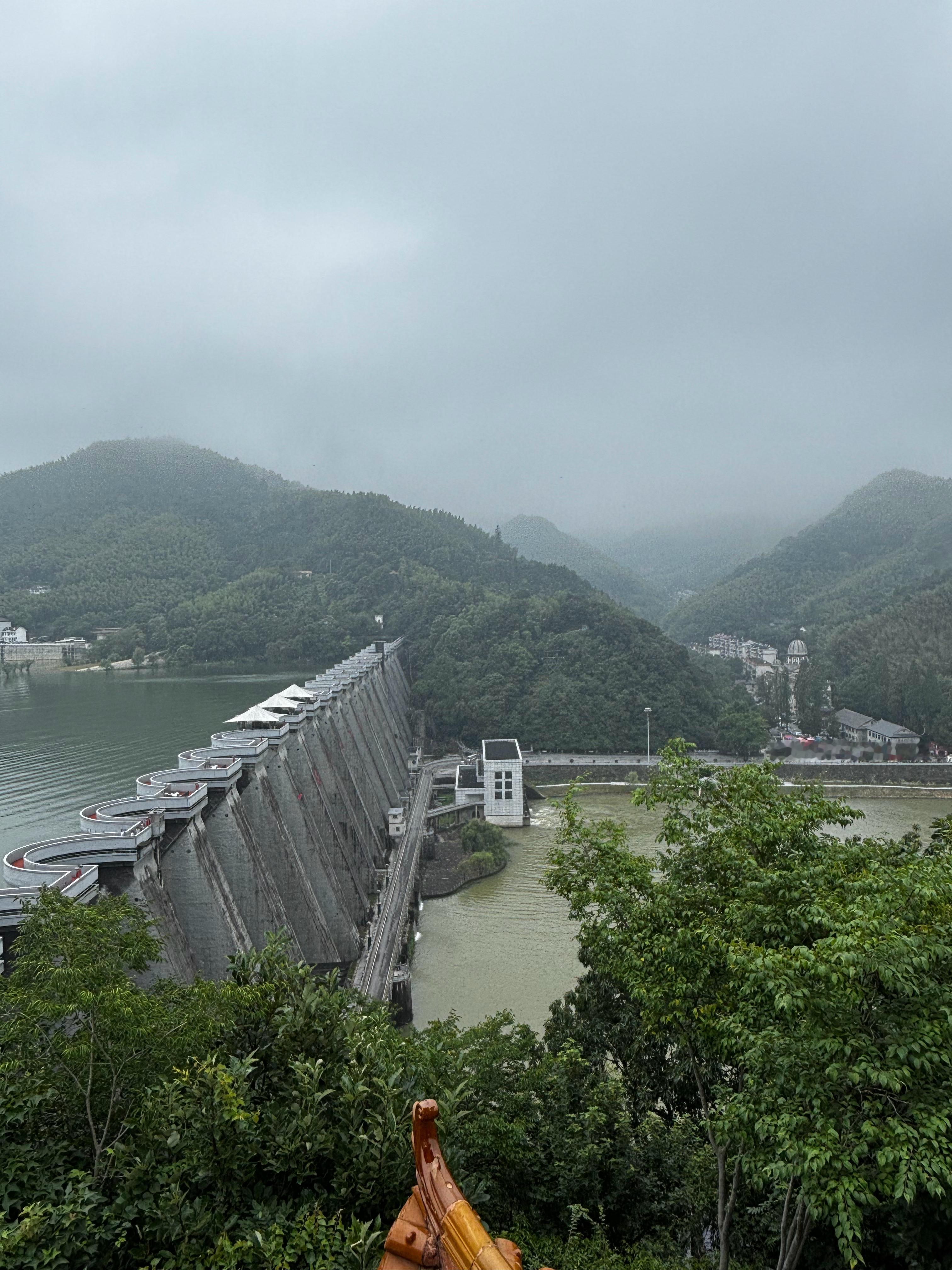 佛子岭水库，号称共和国第一水库，《歌唱祖国》出现过。合肥是过去10年增速最快的城