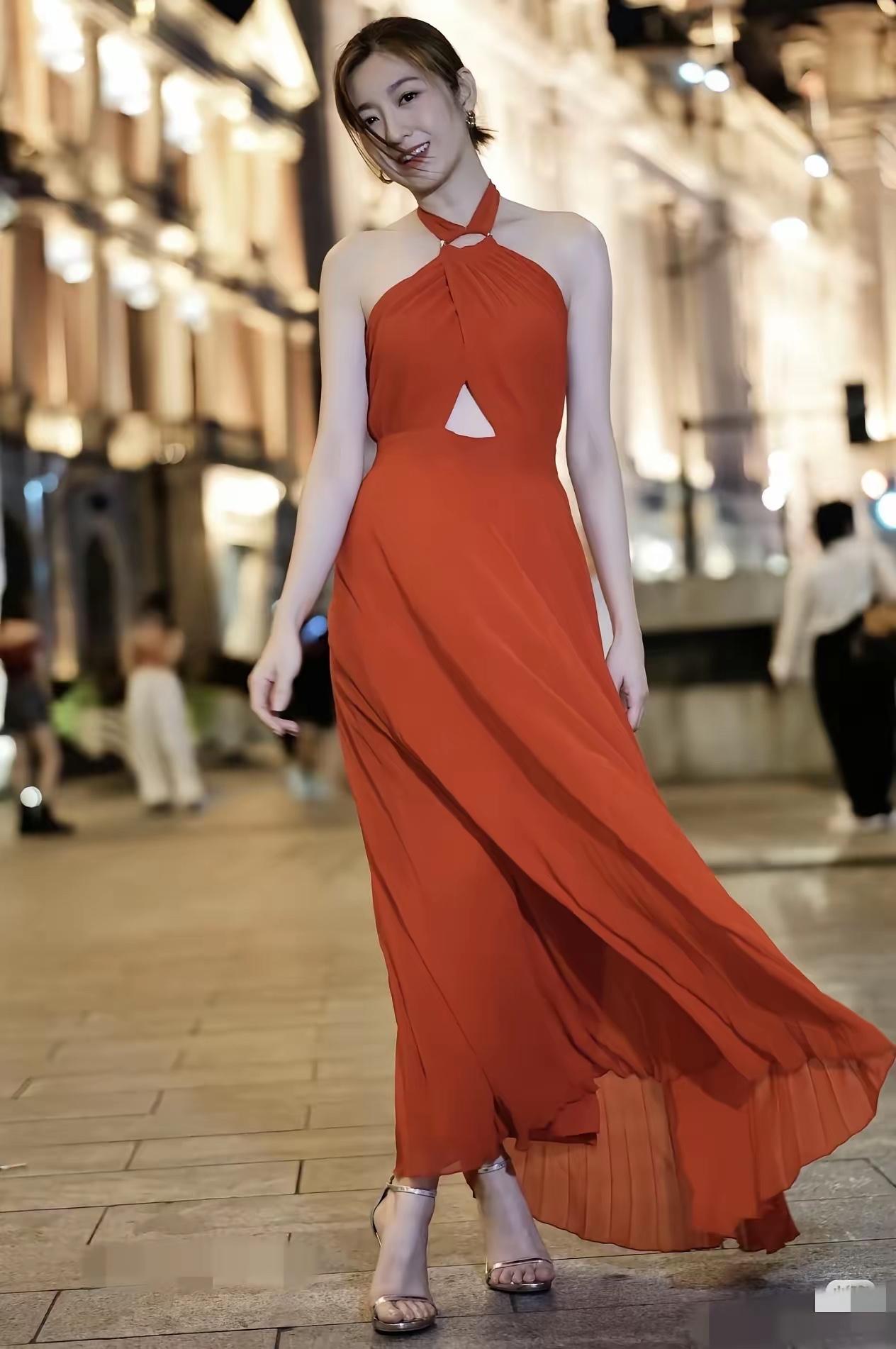 订婚礼服已选好，就这件了，你们看看怎么样呢！