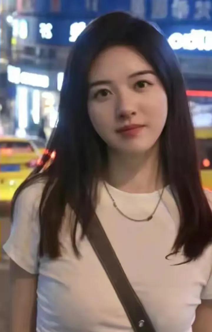 一个36岁的单亲妈妈，经历了婚姻的起伏，却依然怀抱希望。1988年出生的我，曾以