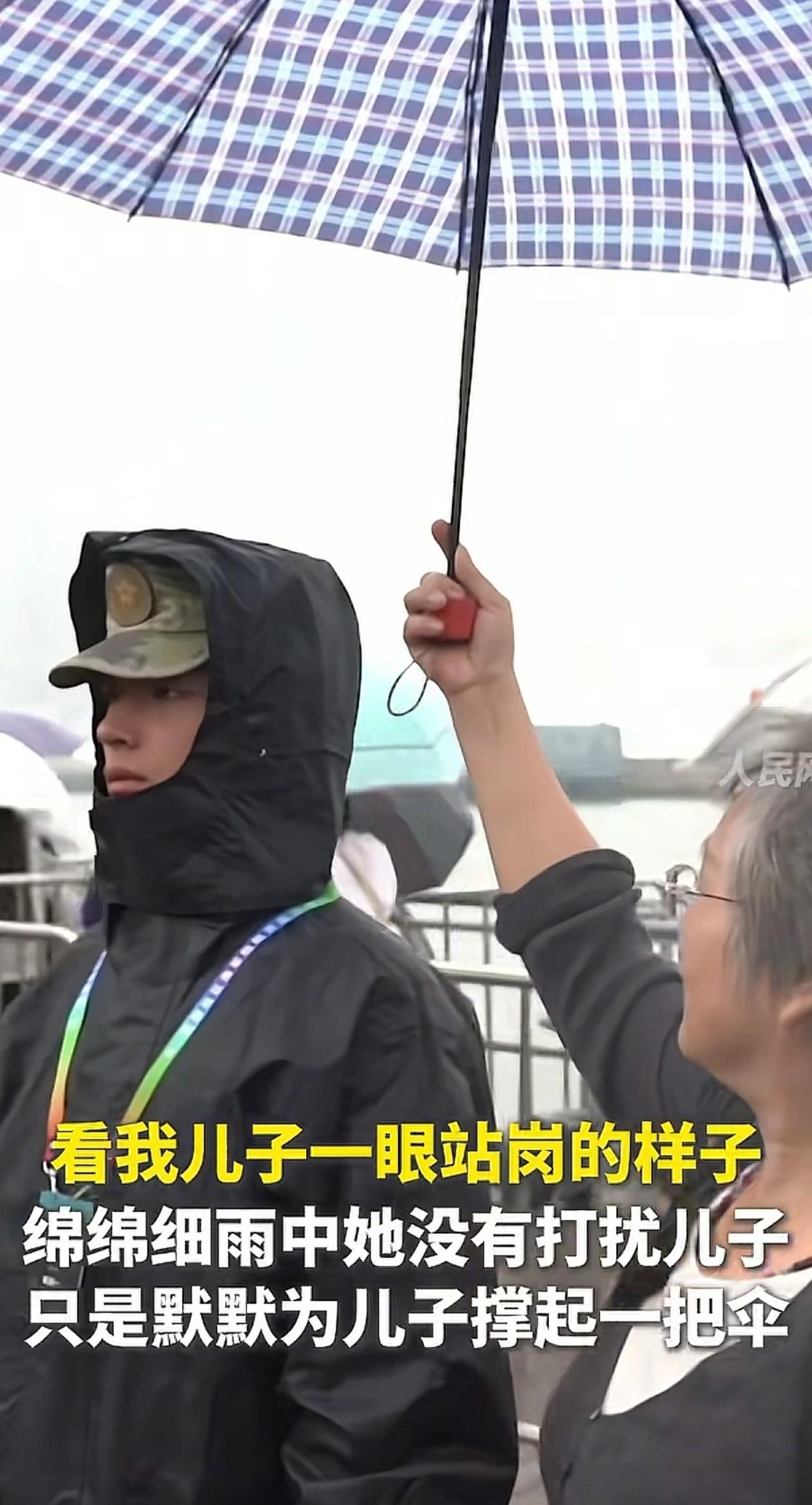 一位河南宝妈坐火车来青岛看舰艇展览，
现场人山人海。但她一直盯着站岗的士兵，原来
