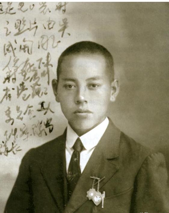 1932年，陈玉仁叛变，供出了潜伏在敌人内部的地下党员王世英，王世英察觉到异常后