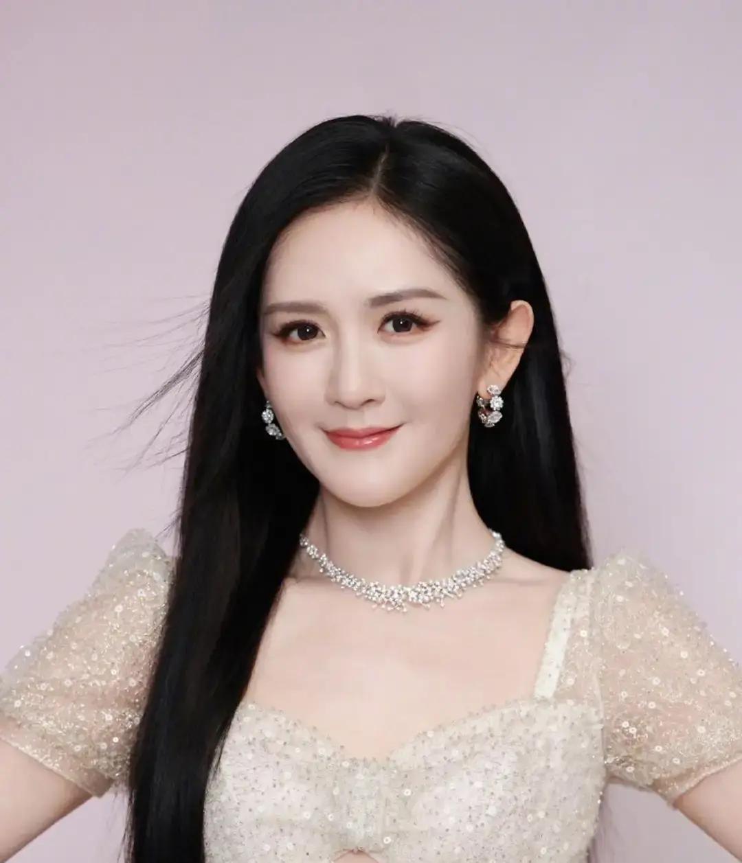 谢娜这姑娘真把我看愣了。

艺考那年她连床位都蹭不到，蹲走廊背台词。

王牌综艺