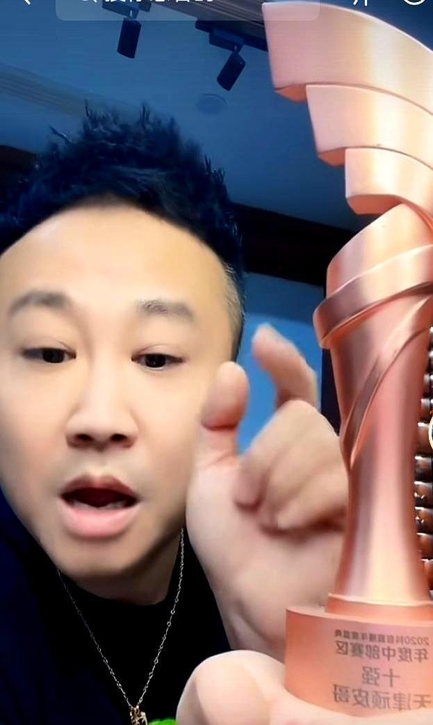 天津老铁直播现场，皮皮虾先生直接把外套一撩，三颗口袋明晃晃。
 

三年“要钱”