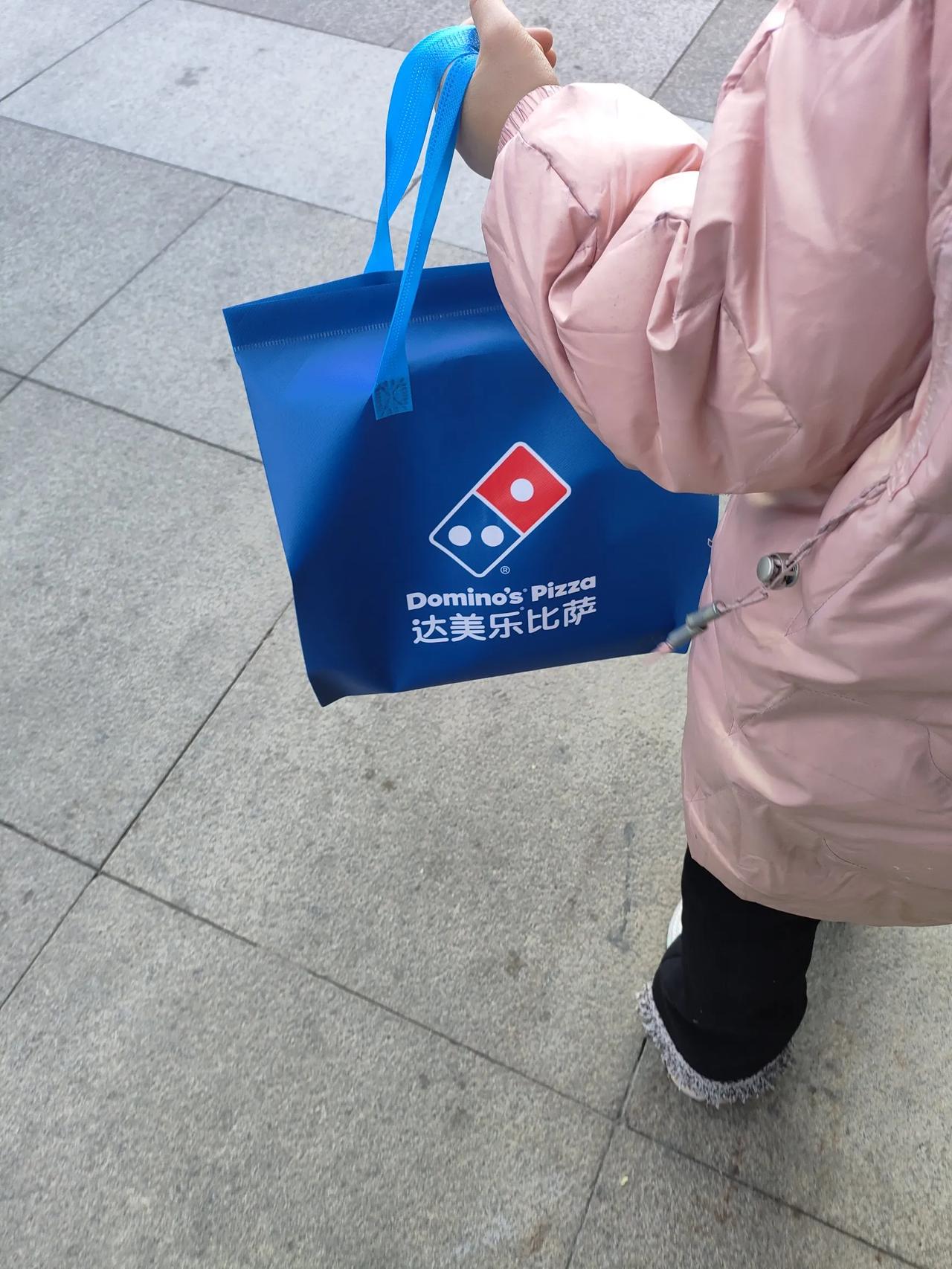 晒图笔记大赛这个比萨也不好吃啊，怎么那么多人排队啊