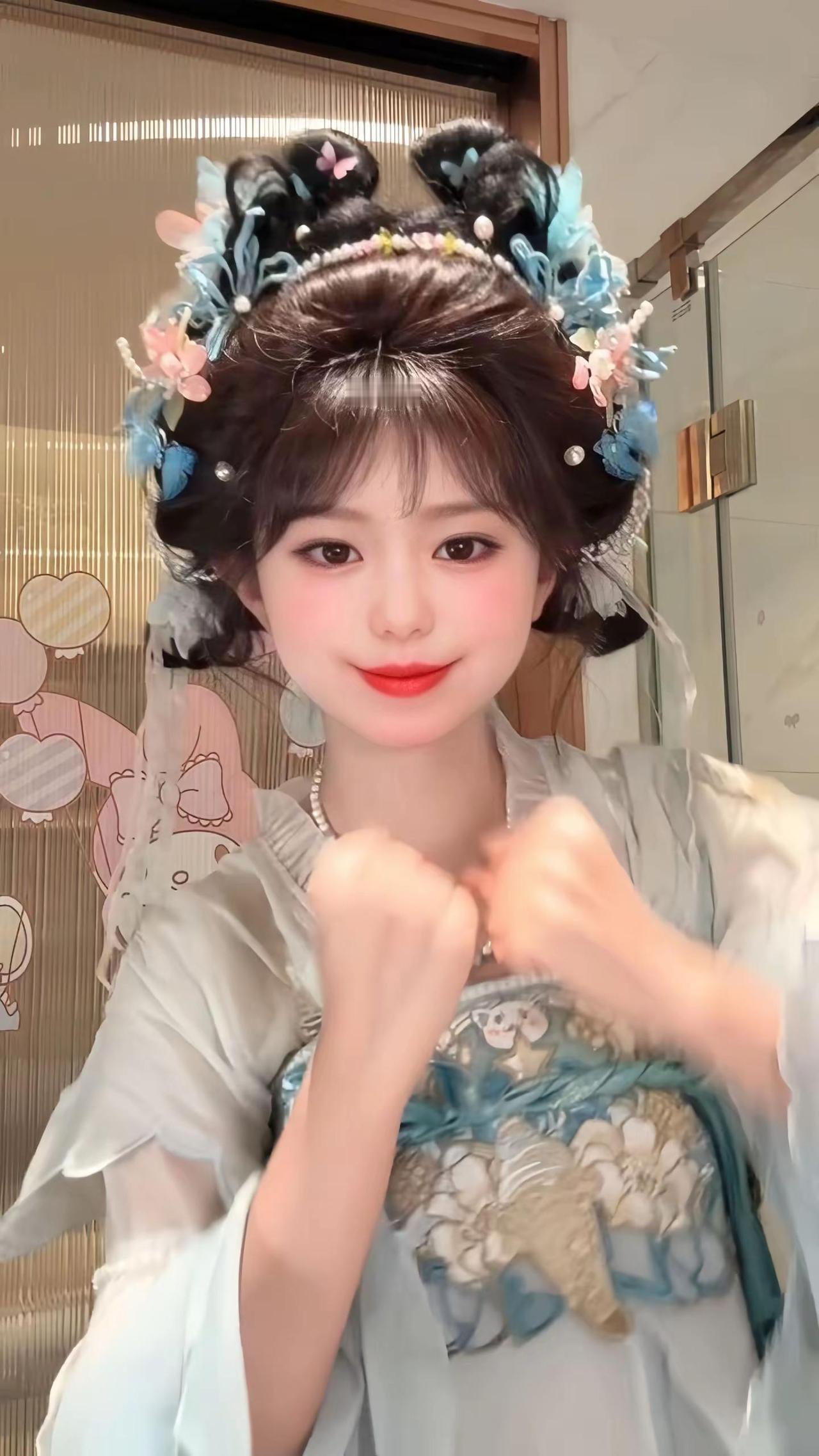 ✨今天也是努力营业的汉服小透明！发饰晃得我头晕hhh 但美就完事了～汉服妆造 汉