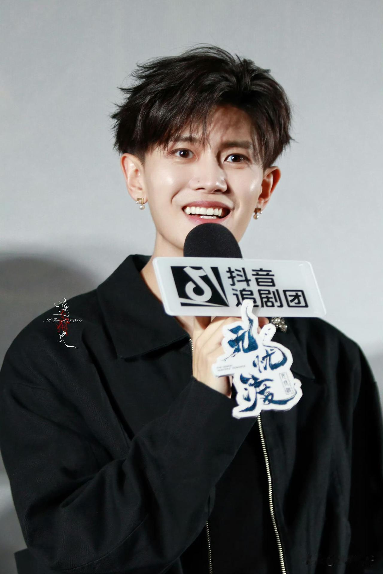 有时候想想，
没有身在其中，
不参粉圈的纷 争，
不用两头站，
选择中立，
更没